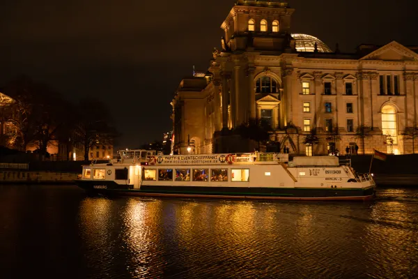 Abendfahrt mit der MS Hamburg in Berlin