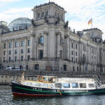 Sylvia vorm Reichstagsgebäude